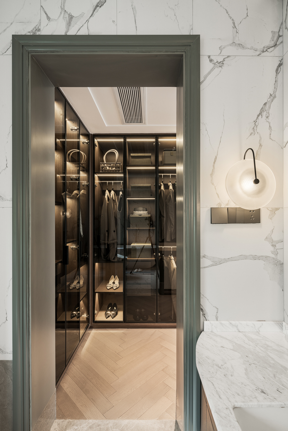 欧式轻奢风格家装设计室内装修效果图-衣帽间 欧式轻奢风格家装设计室内装修效果图-衣帽间